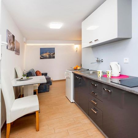 Apartments And Room Silvana Ровин Екстериор снимка