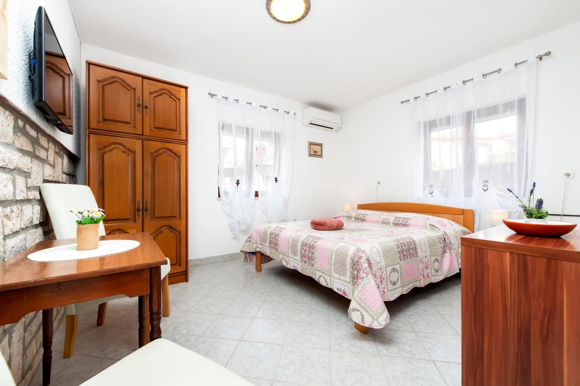 Apartments And Room Silvana Ровин Екстериор снимка