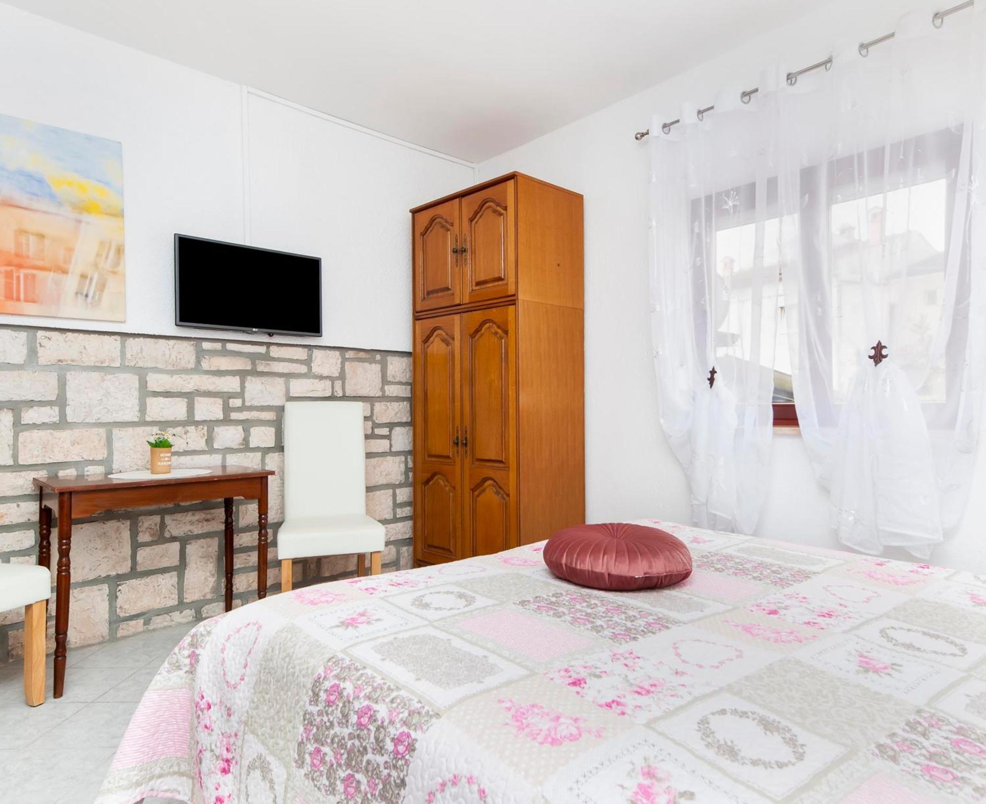 Apartments And Room Silvana Ровин Екстериор снимка