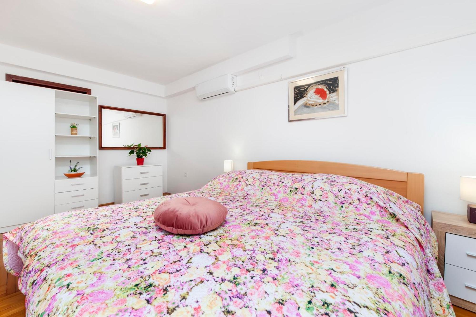 Apartments And Room Silvana Ровин Екстериор снимка