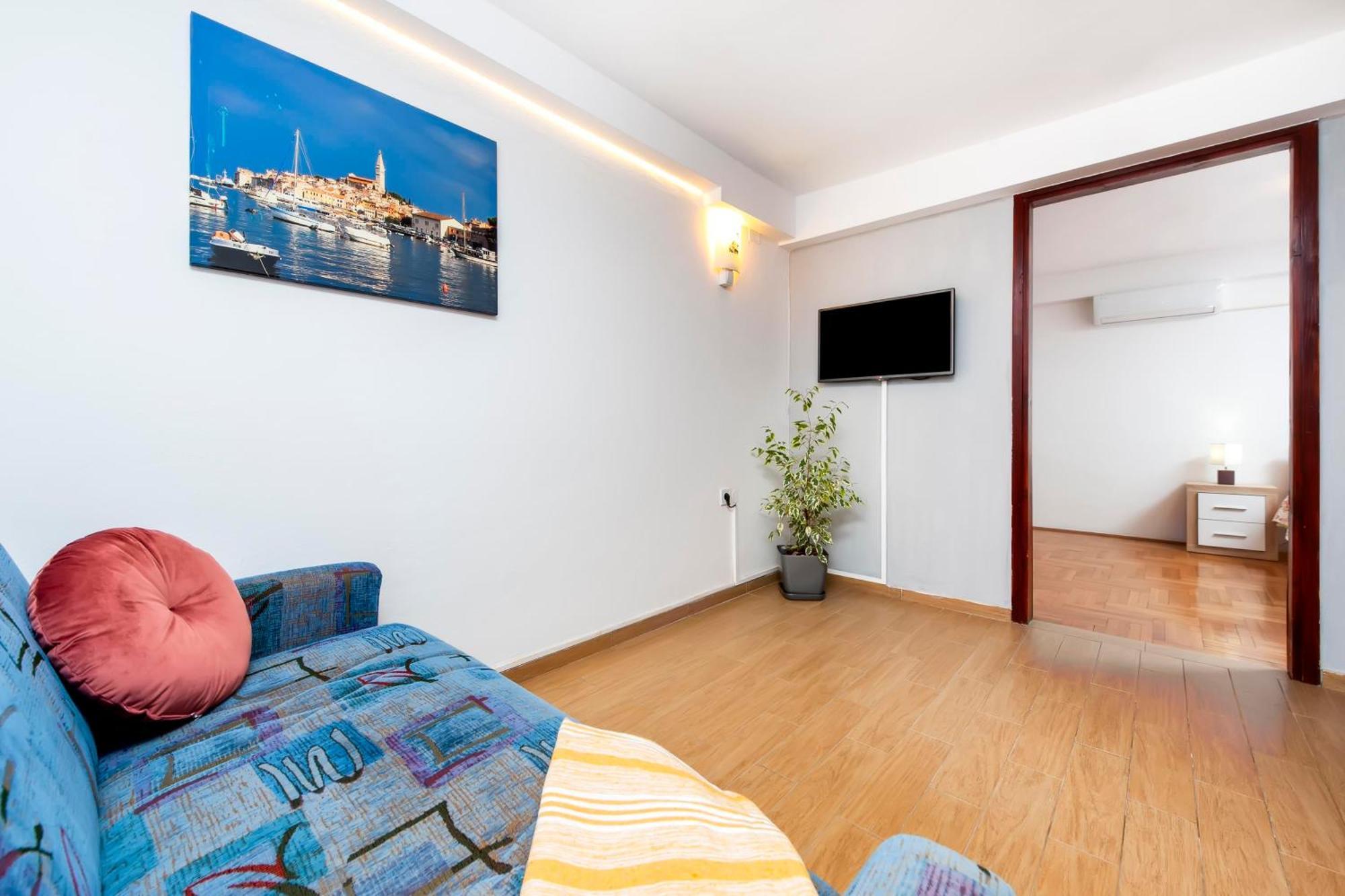 Apartments And Room Silvana Ровин Екстериор снимка