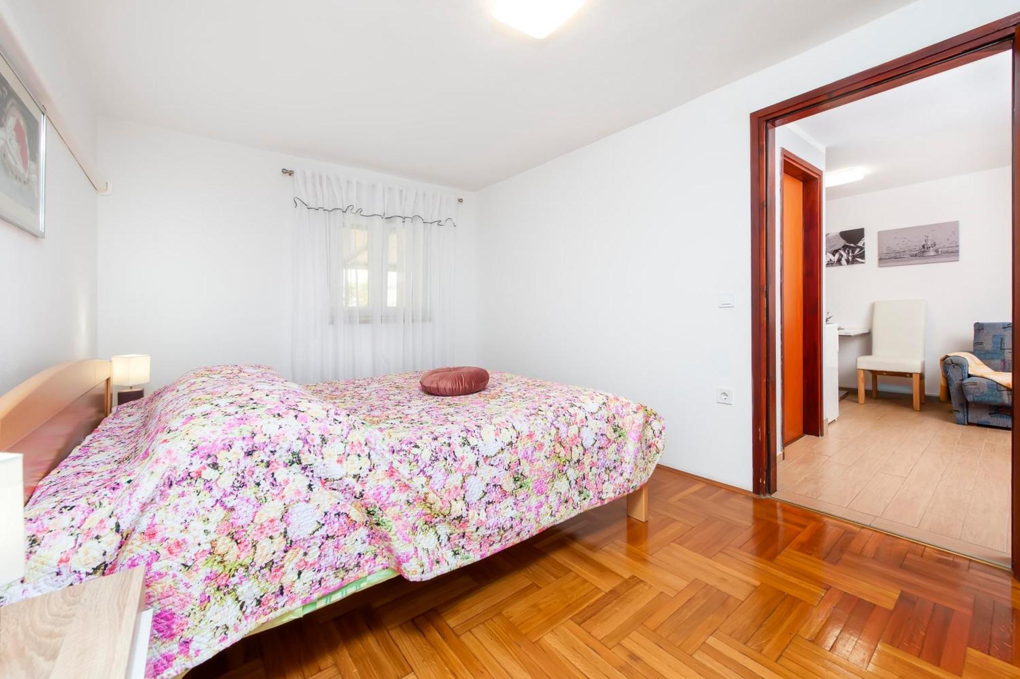 Apartments And Room Silvana Ровин Екстериор снимка