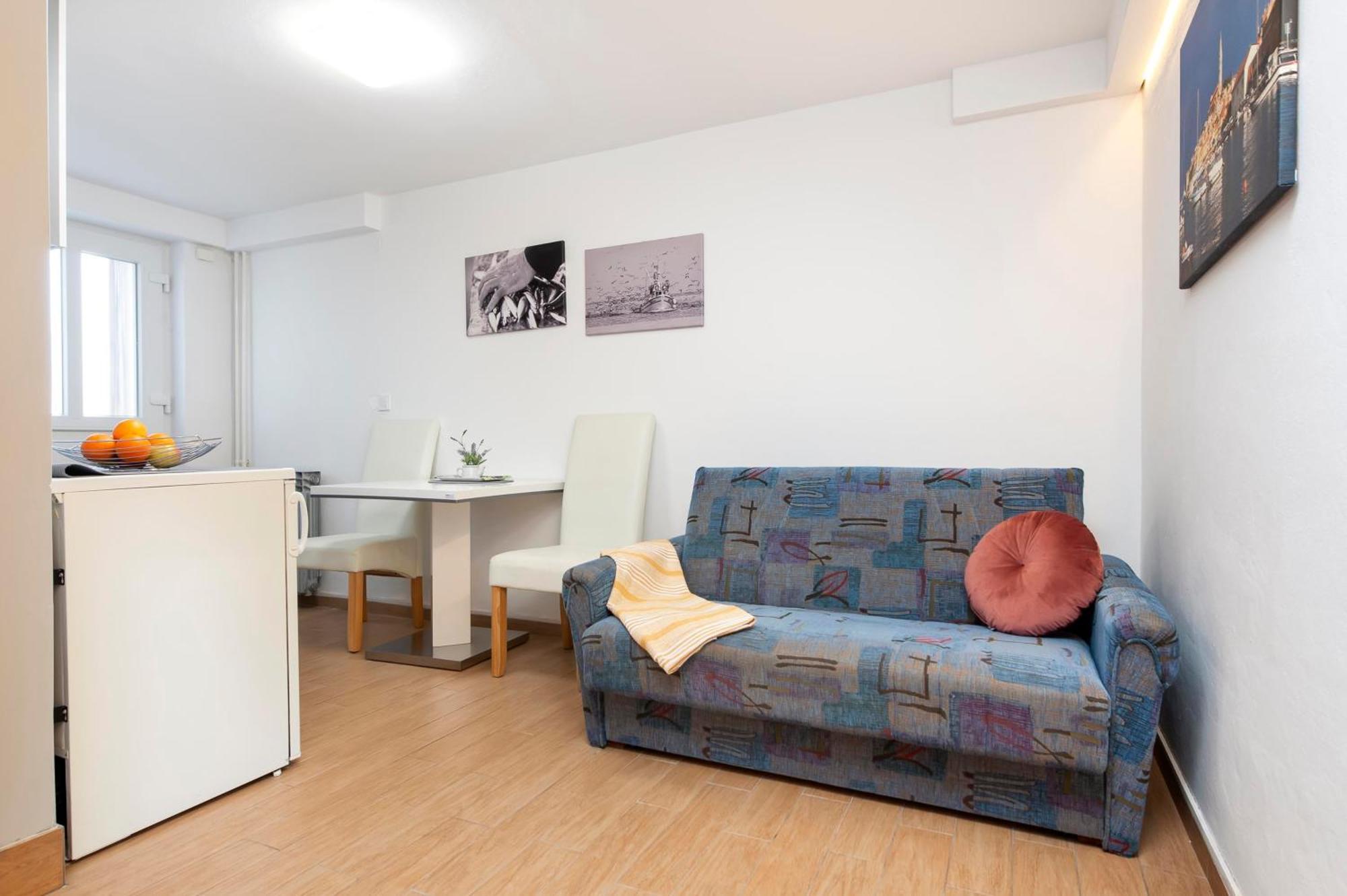 Apartments And Room Silvana Ровин Екстериор снимка