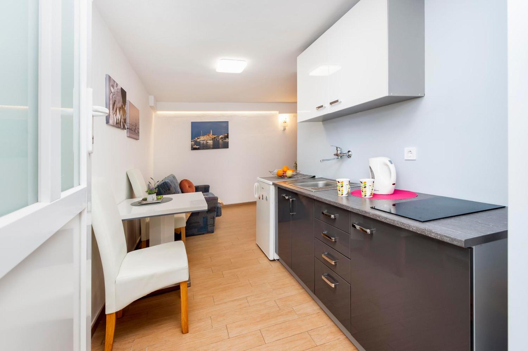 Apartments And Room Silvana Ровин Екстериор снимка